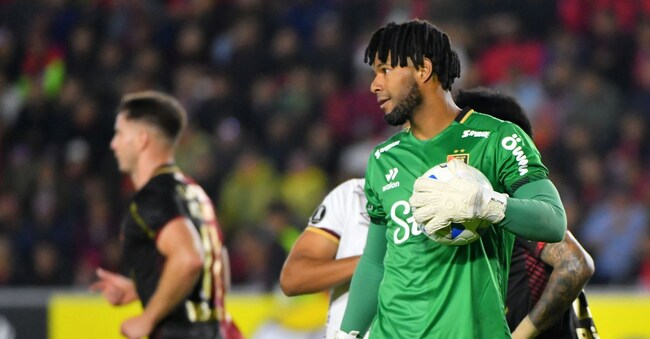 Il portiere del Melgar, Carlos Caceda, tiene la palla durante la partita di calcio del secondo turno tra il peruviano Melgar e il colombiano Deportes Tolima allo stadio Unsa  Monumental di Arequipa, in Perù, il 27 febbraio 2025 (Diego Ramos / Afp)