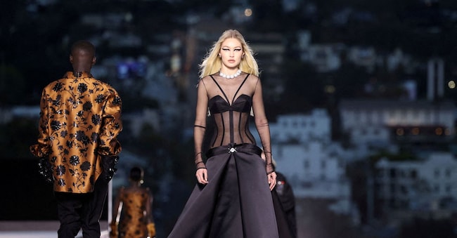 FILE PHOTO: Gigi Hadid walks the runway during the Versace Fall-Winter 2023 collection fashion show in Los Angeles, California, U.S. March 9, 2023. REUTERS/Mario Anzuoni/File Photo
