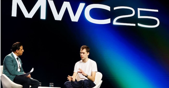Il CEO di Mistral AI, Arthur Mensch, a destra nella foto, interviene durante il Mobile World Congress in corso a Barcellona. REUTERS/Bruna Casas