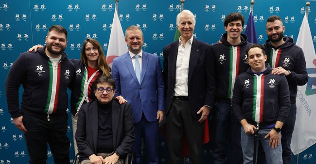 Conferenza stampa di presentazione a un anno dall’inizio, il 6 marzo 2026, dei Giochi paralimpici di Milano-Cortina: il presidente Ipc, Andrew Parsons; il presidente del Comitato italiano paralimpico, Luca Pancalli, e il presidente del Coni, Giovanni Malagò, con alcuni degli atleti ambassador della manifestazione
