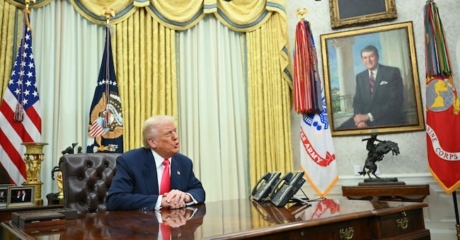 Il Presidente degli Stati Uniti Donald Trump parla prima di firmare un ordine esecutivo nello Studio Ovale della Casa Bianca a Washington il 6 marzo 2025. (Foto di Mandel NGAN / AFP)