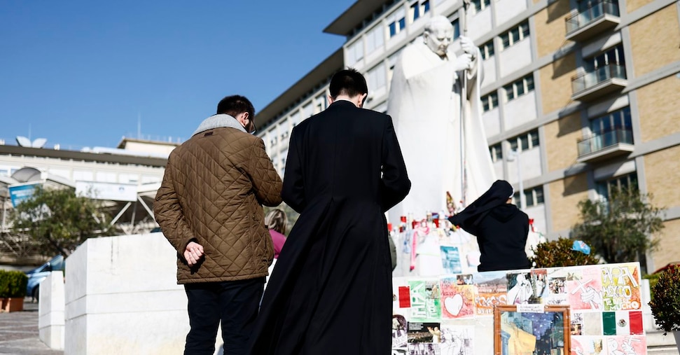 Papa, il Vaticano: «Notte tranquilla, sta riposando»