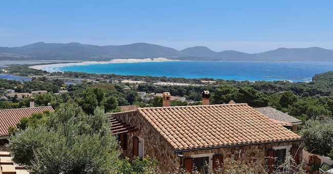 La baia di Porto Pino, nel basso Sulcis, nel sud-ovest della Sardegna. (ANSA)