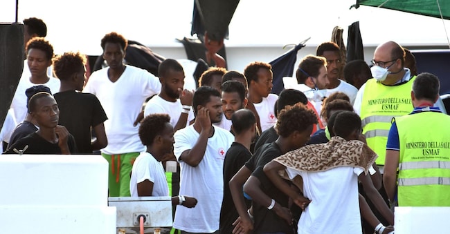 I migranti rimasti a bordo della nave Diciotti dopo lo sbarco di 13 di loro per motivi sanitari, Catania. 25 agosto 2018. ANSA/ORIETTA SCARDINO
