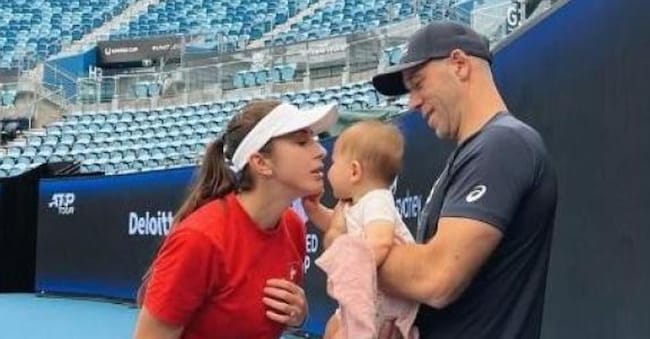 La tennista svizzera Belinda Bencic, medaglia d’oro alle Olimpiadi di Tokyo, con la figlia Bella, nata lo scorso aprile. Bencic ha vinto il torneo di Abu Dhabi  a febbraio dopo essere tornata dal congedo di maternità in ottobre. Attualmente sono 25 le mamme nel circuito 