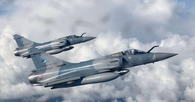 Caccia Mirage 2000 francesi in volo sull’Estonia, il 30 marzo 2022. Le forze aeree ucraine hanno dichiarato di aver schierato per la prima volta i caccia Mirage francesi, consegnati all’Ucraina il mese scorso, per respingere l’assalto aereo. I caccia, insieme alle unità di difesa aerea, hanno abbattuto 34 missili e 100 droni. (Foto di Didier LAURAS / AFP)