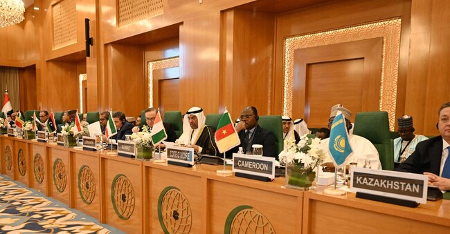 Diplomatici partecipano a una sessione straordinaria del Consiglio dei ministri degli Esteri degli Stati membri dell’Organizzazione della Cooperazione Islamica (OIC) a Gedda il 7 marzo 2025. (Photo by Amer HILABI / AFP)