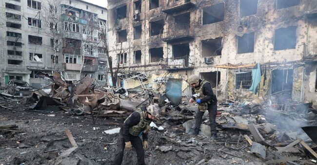 Gli attacchi nel Donetsk. (Photo by Handout / National Police of Ukraine / AFP) /