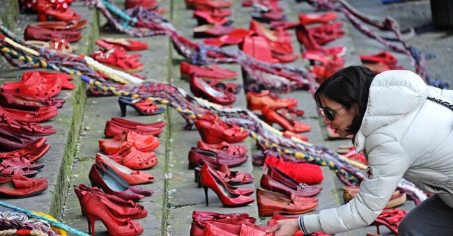 Scarpe rosse esposte in piazza SS. Annunziata in occasione dell'iniziativa 'Scarpe rosse, trecce e solidarietà' per dire no alla violenza sulle donne, Firenze, 8 marzo 2014. ANSA/MAURIZIO DEGL INNOCENTI