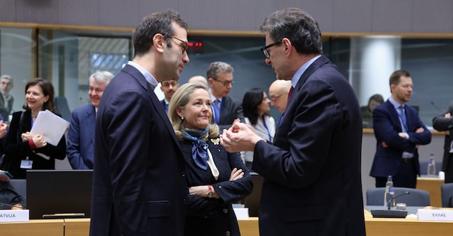 Il ministro italiano dell’Economia Giancarlo Giorgetti (a destra) con il suo omologo spagnolo Carlo Cuerpo Caballero e la presidente della Bei Nadia Calvino 