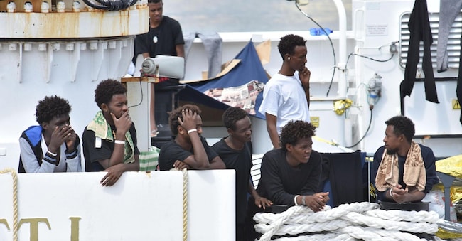 La visita a bordo della nave della Guardia Costiera Diciotti dei rappresentanti del garante dei detenuti a Catania 23 agosto 2018. ANSA/ORIETTA SCARDINO