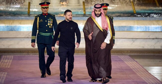 Il presidente ucraino Volodymyr Zelensky con il primo ministro dell’Arabia Saudita Mohammed Bin Salman