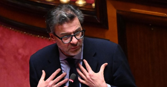 Il ministro Giancarlo Giorgetti nel corso del question time al Senato. ANSA/MAURIZIO BRAMBATTI