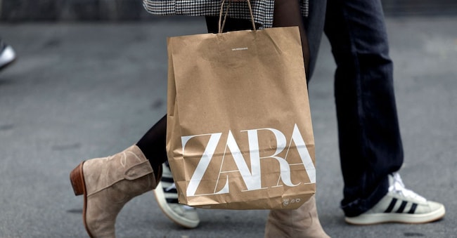 FILE PHOTO: A woman carries a bag from Spanish multinational retail clothing chain Zara, the flagship brand of the Inditex clothing company, in the Gran Via of Bilbao, Spain, March 12, 2024. REUTERS/Vincent West/File Photo
