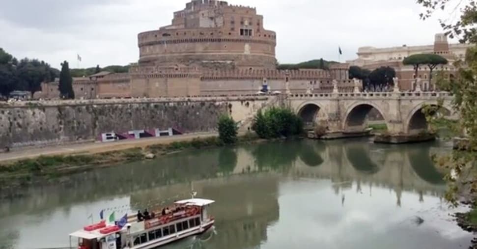 Bologna, evacuati i piani terra. Venerdì scuole chiuse, anche a Firenze. Allerta piena Tevere a Roma