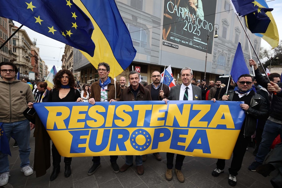Un momento della manifestazione ''Una piazza per l'Europa'' a Piazza del Popolo, Roma, 15 Marzo 2025. ANSA/ MASSIMO PERCOSSI (ANSA)