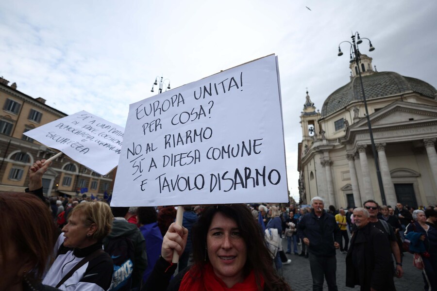 Un momento della manifestazione ''Una piazza per l'Europa'' a Piazza del Popolo, Roma, 15 Marzo 2025. ANSA/ MASSIMO PERCOSSI (ANSA)