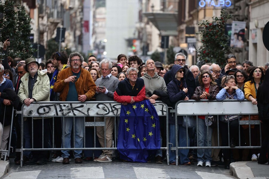 Un momento della manifestazione ''Una piazza per l'Europa'' a Piazza del Popolo, Roma, 15 Marzo 2025. ANSA/ MASSIMO PERCOSSI (ANSA)