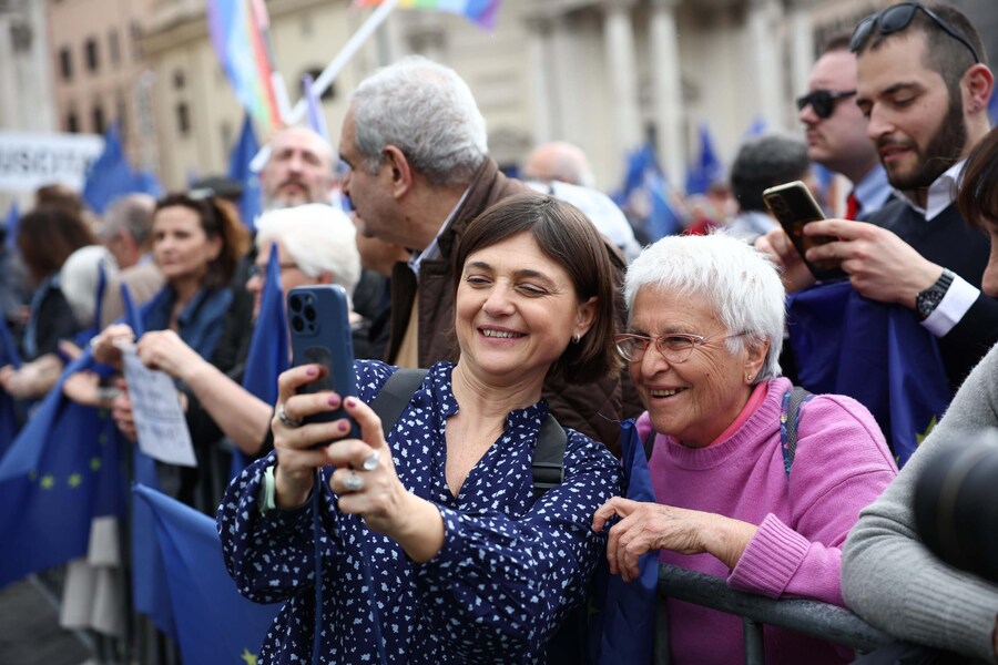 Debora Serracchiani alla manifestazione ''Una piazza per l'Europa'' a Piazza del Popolo, Roma, 15 Marzo 2025. ANSA/ MASSIMO PERCOSSI (ANSA)