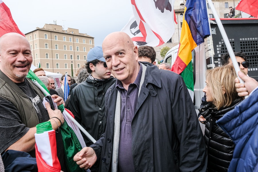 Marco Rizzo, coordinatore nazionale di DSP, in occasione della manifestazione di Democrazia sovrana e popolare DSP ‘una sola bandiera pace e sovranità’. Roma, Sabato 15 Febbraio 2025 (foto Mauro Scrobogna / LaPresse) Marco Rizzo, DSP national coordinator, on the occasion of the demonstration of Sovereign and Popular Democracy \'one flag peace and sovereignty\'. Rome, Saturday February 15 2025. (Photo by Mauro Scrobogna / LaPresse) (LAPRESSE)