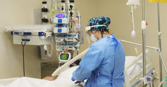 Medici e infermieri al lavoro senza sosta nel reparto di terapia intensiva passato da 5 a 17 letti per curare i pazienti covid all' ospedale di Vizzolo Predabissi, 24 Marzo 2020. Ansa/Andrea Canali