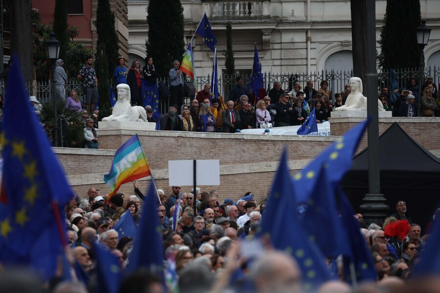 Un momento della manifestazione ''Una piazza per l'Europa'' a Piazza del Popolo, Roma, 15 Marzo 2025. ANSA/ MASSIMO PERCOSSI (ANSA)