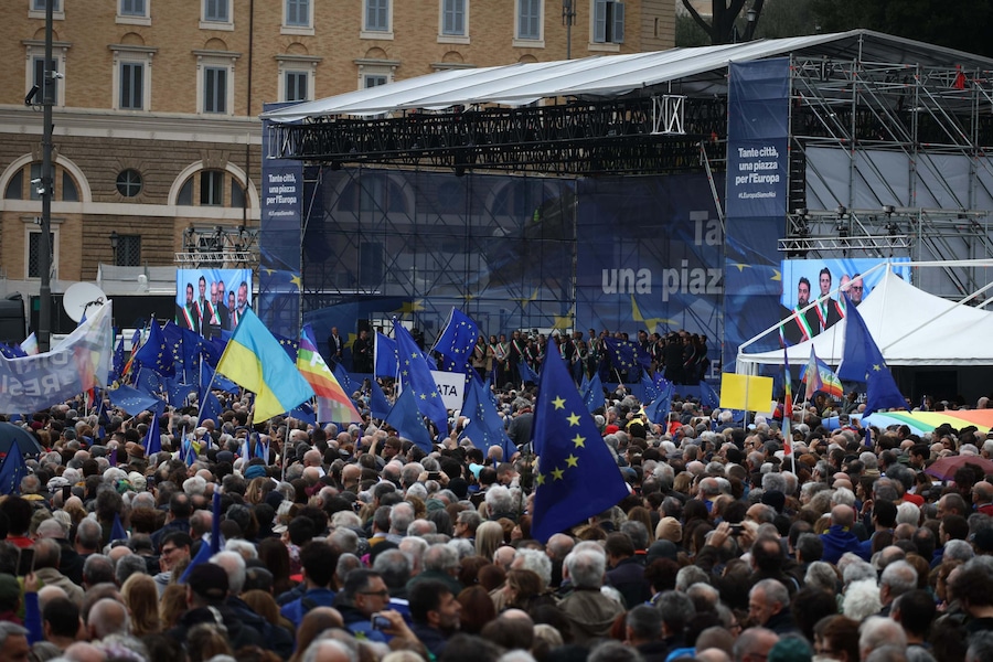 Un momento della manifestazione ''Una piazza per l'Europa'' a Piazza del Popolo, Roma, 15 Marzo 2025. ANSA/ MASSIMO PERCOSSI (ANSA)