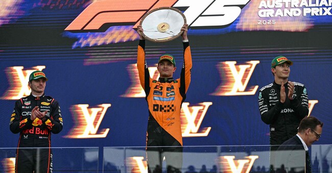 Il secondo classificato della Red Bull Racing, l’olandese Max Verstappen, il primo classificato della McLaren, il britannico Lando Norris, e il terzo classificato della Mercedes, il britannico George Russell, festeggiano sul podio dopo il Gran Premio d’Australia di Formula 1 sul circuito di Albert Park a Melbourne. (AFP)