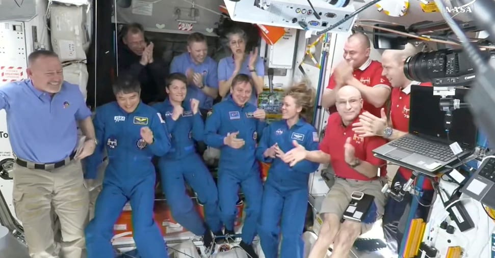 SpaceX, gli astronauti della Crew Dragon sono a bordo della Iss. Musk: Starship partirà per Marte a fine 2026