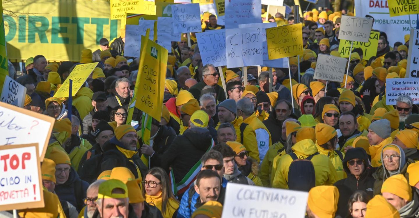 Maxicorteo Coldiretti a Parma, sfilano in 20mila diretti all’Efsa