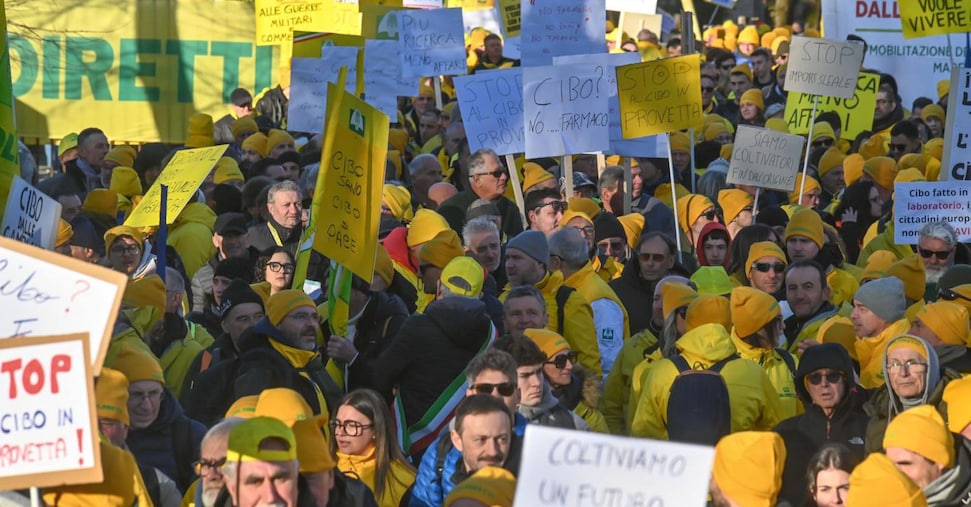 Maxicorteo Coldiretti a Parma, sfilano in 20mila diretti all’Efsa