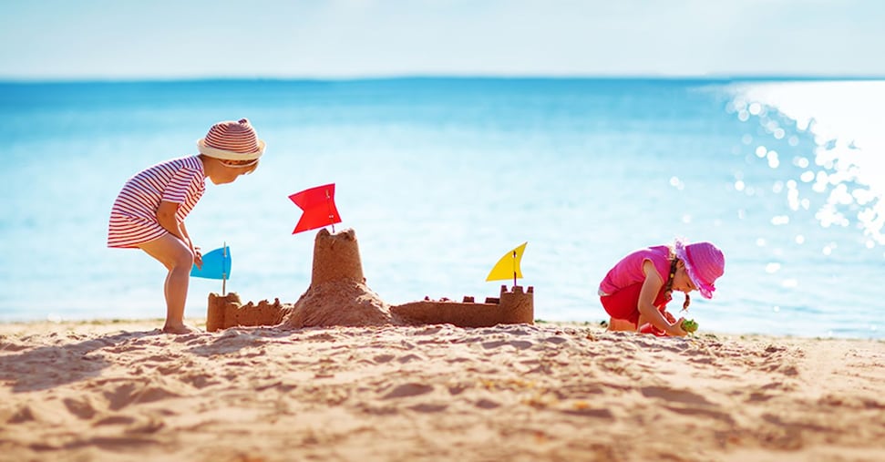 I bambini piccoli non devono stare al sole? Ecco consigli e raccomandazioni per proteggerli I bambini piccoli non devono stare al sole? Ecco consigli e raccomandazioni per proteggerli