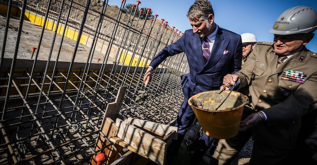 Il ministro della Cultura Alessandro Giuli  (s) durante la posa della prima pietra del "Nuovo Polo della Cultura" a Caivano, 18 Marzo 2025. ANSA / CESARE ABBATE