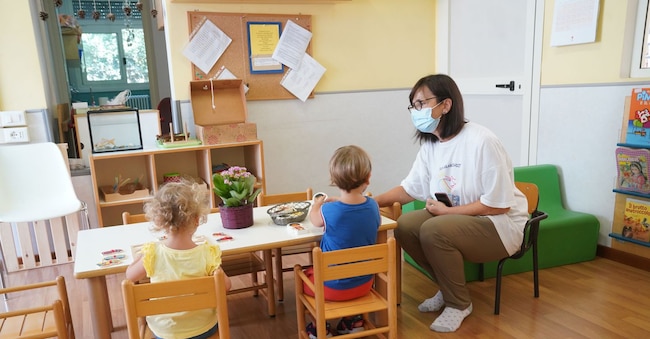 RIAPERTURA ASILO NIDO LO SCARABOCCHIO IN VIA DEI LAMPUGNANI IN ZONA BRAVETTA ASILIRITORNO A SCUOLA SCUOLE PRIMO GIORNO DI MAESTRA MAESTRE CON MASCHERINA PROTETTIVA MASCHERINE PROTETTIVE GIOCO GIOCHI AREA CLASSE CLASSI AULA AULE INTERNO INTERNI ALUNNO ALUNNI BAMBINO BAMBINI