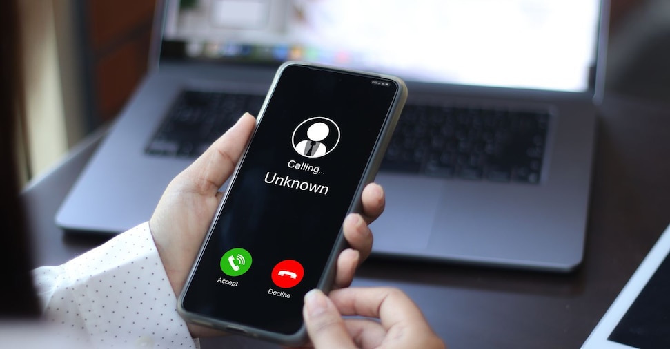 Risparmio aggredito. «Papà ho perso il telefono». La carica delle microfrodi