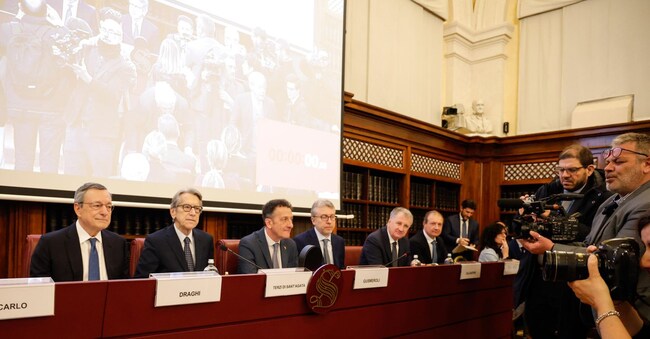 Il consulente speciale della presidente della Commissione Ue ed ex premier e presidente Bce, Mario Draghi, presenta il suo rapporto nella sala Kock del Senato, Roma, 18 Marzo 2025.   ANSA / GIUSEPPE LAMI
