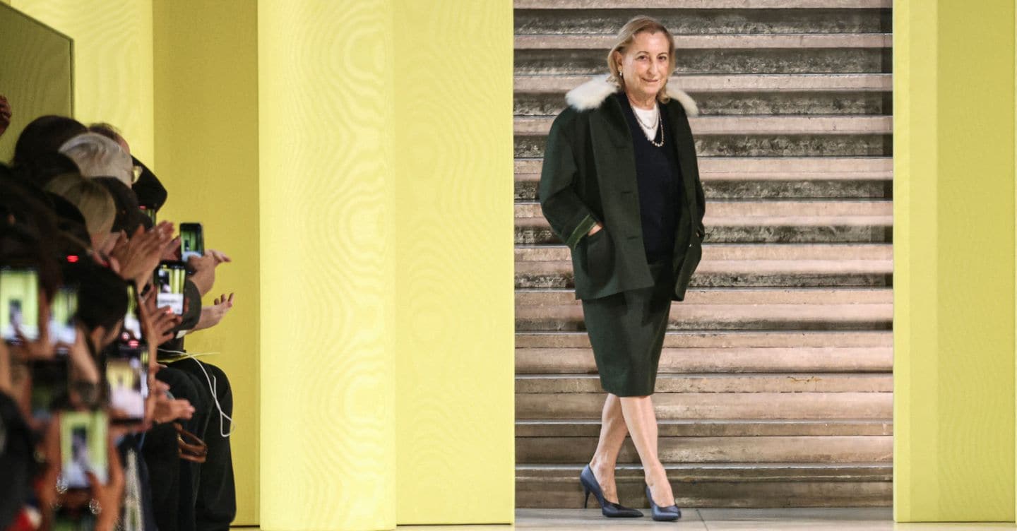 Prada al rush finale su Versace: esclusiva ancora per tre settimane