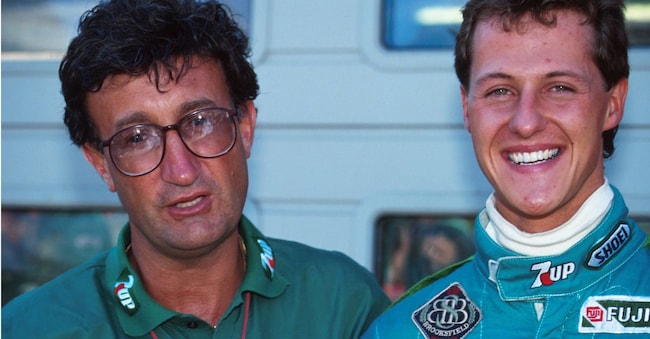 Foto IPP/Sutton Motorsports/ZUMA Press
Spa Francorchamps 25.08.1991 
Automobilismo Formula 1  Gran Premio del Belgio - Gara - 
nella foto Eddie Jordan fondatore e proprietario del Jordan Grand Prix con suo il pilota Michael Schumacher - esordiente in F1 - 
 - WARNING AVAILABLE ONLY FOR ITALIAN MARKET - Italy Photo Press - Eddie Jordan è morto a 76 anni, addio a una leggenda della Formula 1