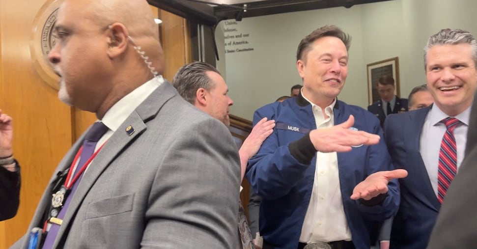 Tutti i guai di Elon Musk, che ora chiede ai dipendenti Tesla: non vendete azioni