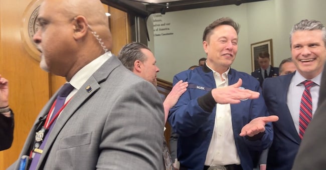 Elon Musk con il segretario alla difesa Pete Hegseth  REUTERS/Idrees Ali