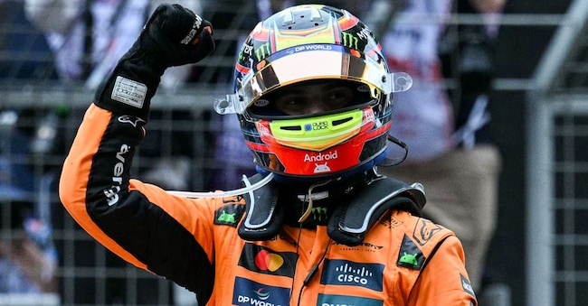 Il pilota australiano della McLaren, Oscar Piastri, festeggia la sua vittoria durante il Gran Premio di Formula 1 della Cina sullo Shanghai International Circuit di Shanghai, il 23 marzo 2025. (Photo by HECTOR RETAMAL / AFP)