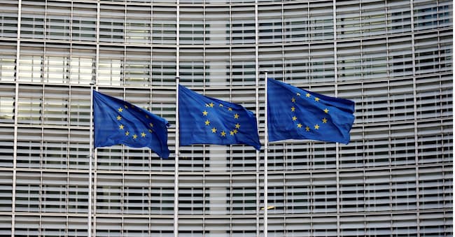 Bandiere europee fuori dal quartier generale della Commissione Ue a Bruxelles