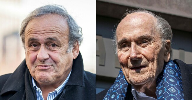 Michel Platini (a sinistra) e Sepp Blatter. (Photo by Fabrice COFFRINI / AFP)