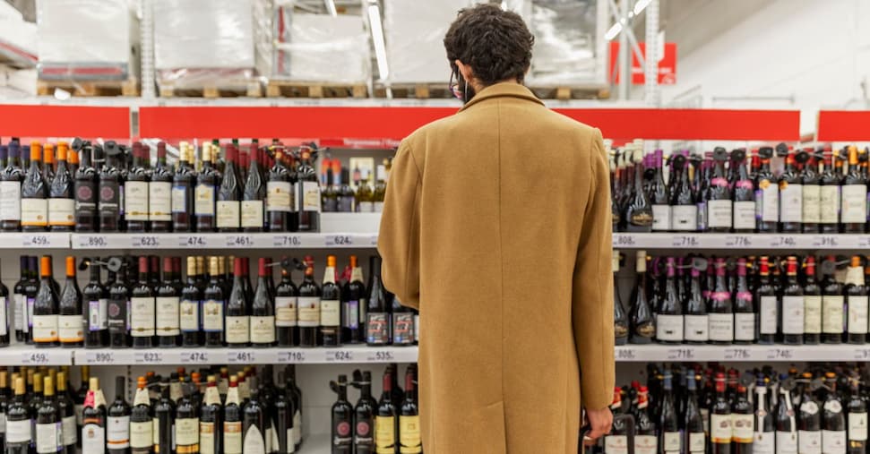 Vendite di vino, -1,3% in quantità e +2,2% in valore. Sul podio Prosecco, Chianti e Lambrusco Vendite di vino, -1,3% in quantità e +2,2% in valore. Sul podio Prosecco, Chianti e Lambrusco