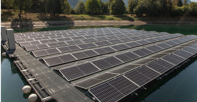 Impianto di fotovoltaico flottante di Dolomiti Energia nel bacino idroelettrico di Dampone (Trento)