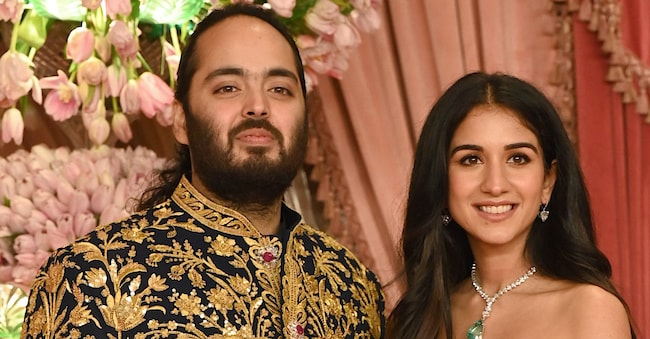Anant Ambani, figlio del magnate miliardario e presidente della Reliance Industries Mukesh Ambani con sua moglie Radhika Merchant posano in una foto di repertorio durante la cerimonia del Sangeet a Mumbai. (Photo by Sujit JaiswaL / AFP)