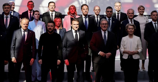 Poland's Prime Minister Donald Tusk, Ukraine's President Volodymyr Zelensky, France's President Emmanuel Macron, Britain's Prime Minister Keir Starmer and European Commission President Ursula Von der Leyen pose for a family picture during a meeting as part of a summit for "Coalition of the Willing" at Elysee Palace in Paris, France March 27, 2025. Ludovic Marin/Pool via REUTERS