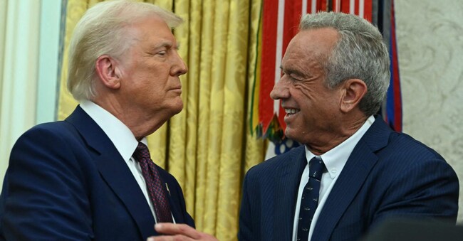 Il segretario alla Sanità Usa, Robert F. Kennedy Jr. (a destra) nello Studio Ovale con il presidente americano Donald Trump