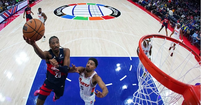 Un’immagine della gara Nba tra i Washington Wizards e i Philadelphia 76ers a Philadelphia. (AP Photo/Matt Slocum)