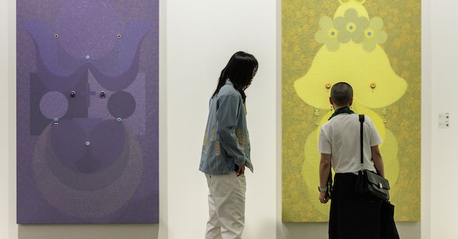 Lo stand di Balice Hertling ad Art Basel Hong Kong 2025 con opere di Zhi Wei, Courtesy Art Basel